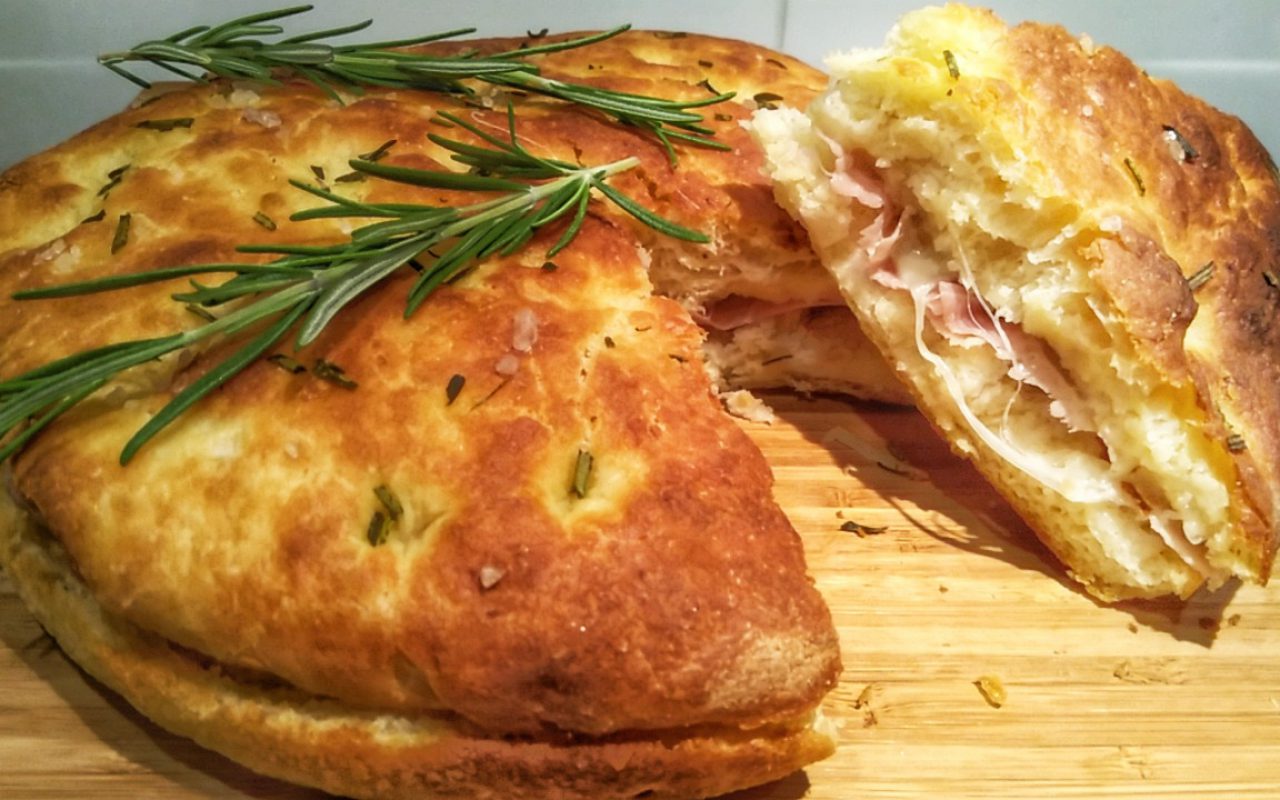 Focaccia alle patate con ripieno di crudo e mozzarella