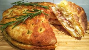 Focaccia alle patate con ripieno di crudo e mozzarella