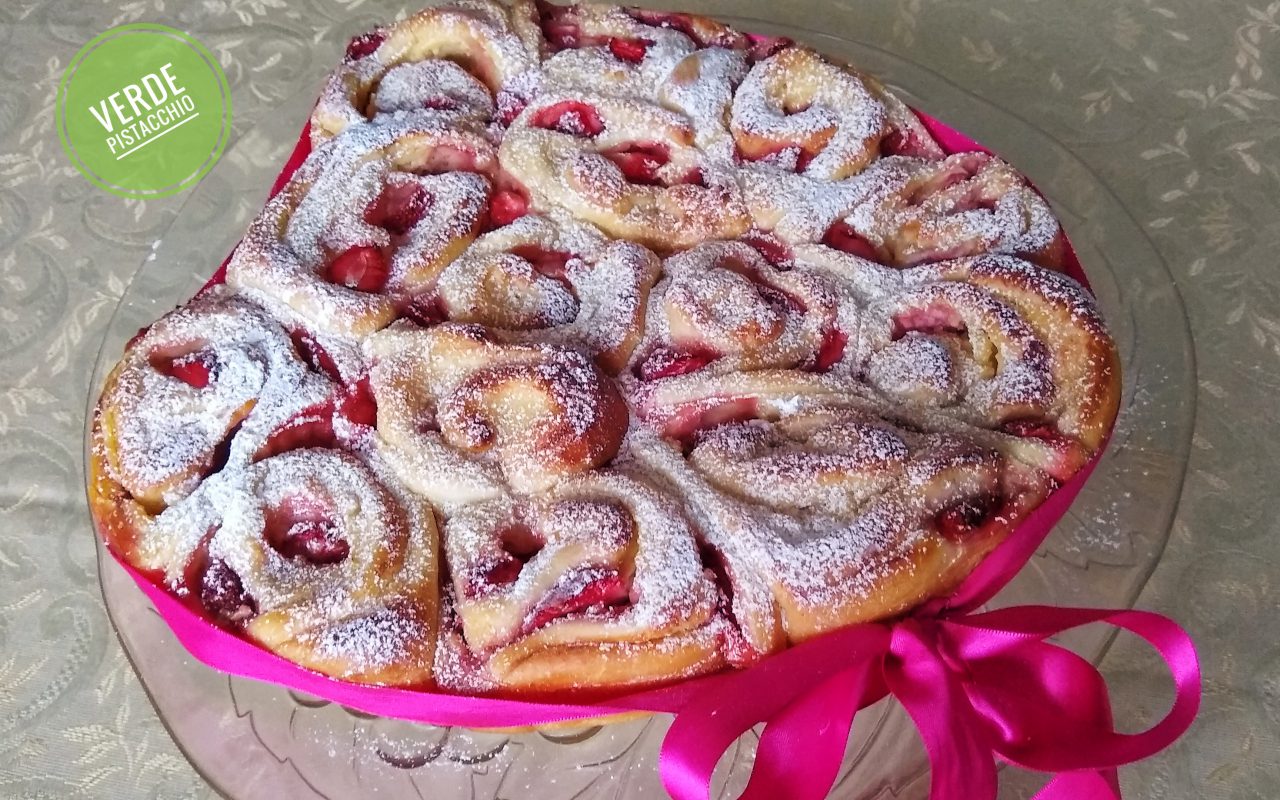 Torta di Rose Brioche con Crema Pasticcera e Fragole