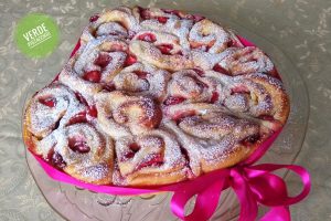 Torta di Rose Brioche con Crema Pasticcera e Fragole