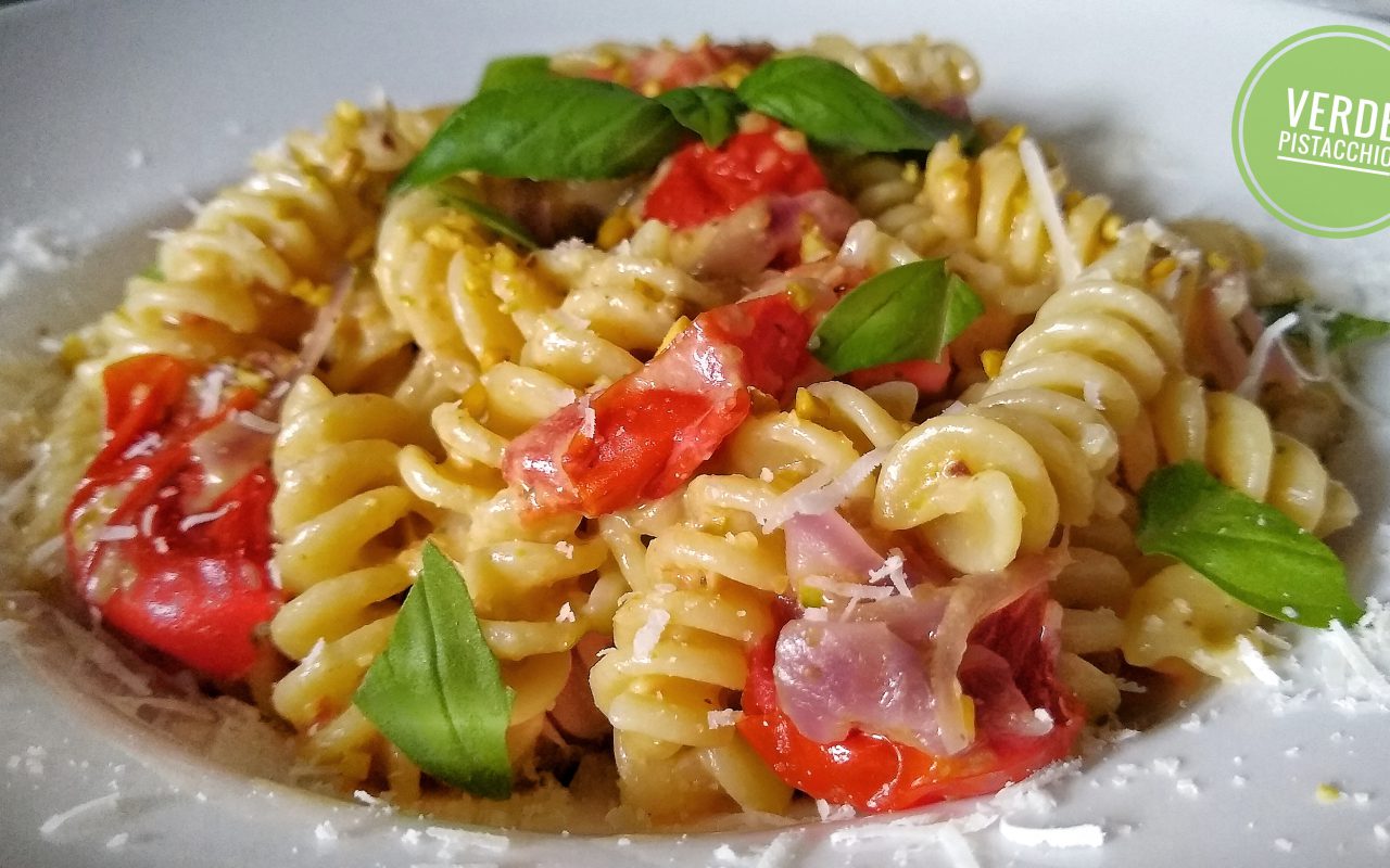 Pasta al pesto di pistacchi e pomodorini