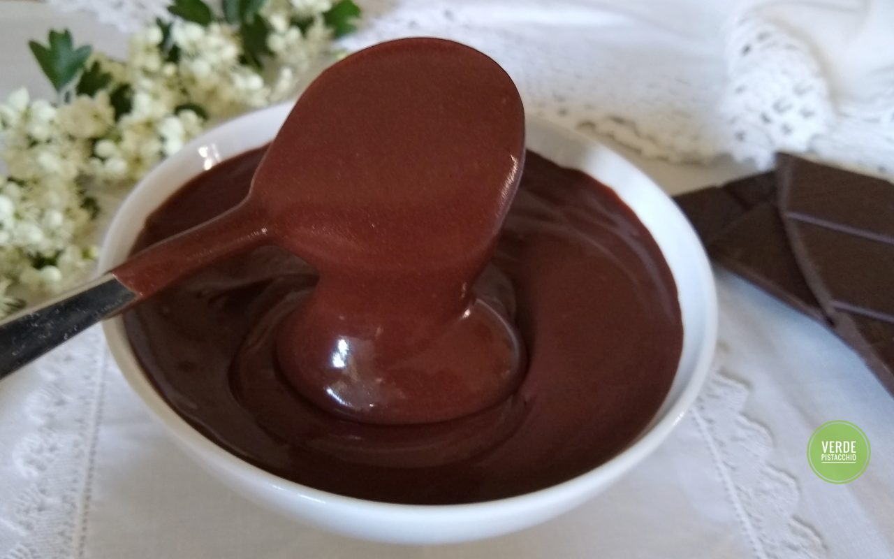 Crema al cioccolato senza latte, uova e farina
