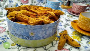 Cantucci all’arancia, curcuma e gocce di cioccolato