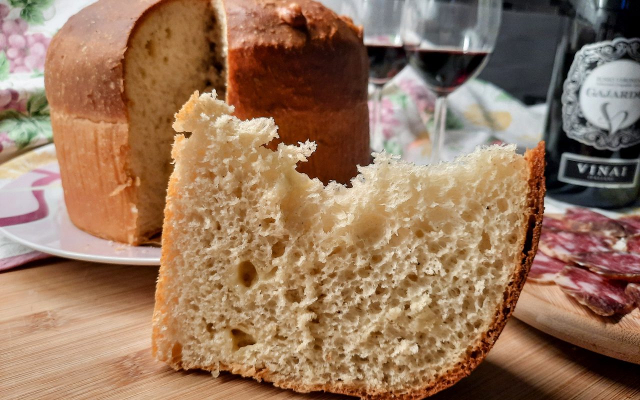 Crescia di Pasqua o torta al formaggio marchigiana