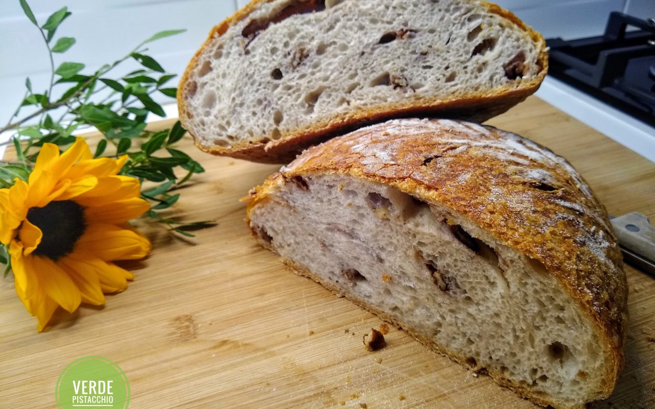 Pane con noci a lunga lievitazione