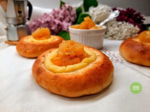 Brioche con crema pasticcera e composta di mele al lime e cardamomo