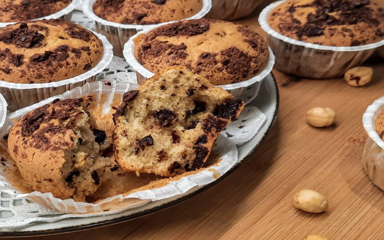 Muffins alla nocciola e gocce di cioccolato